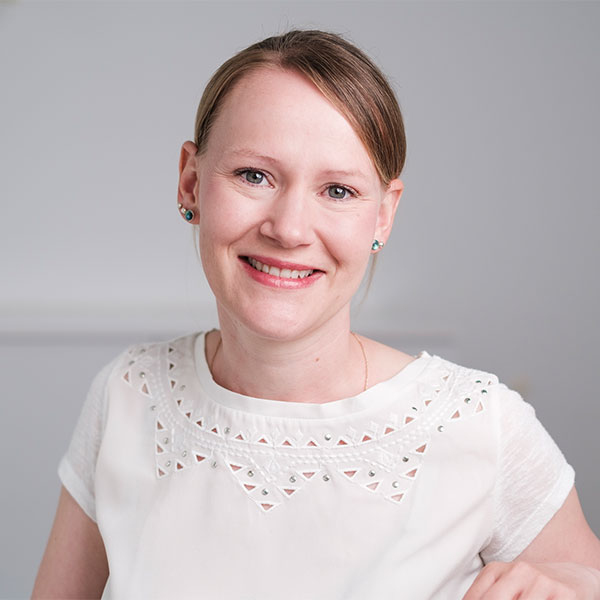 Cindy Meier, Fachwirtin für Zahnärztliches Praxismanagement bei DR. JOHN, ZAHNÄRZTE BERLIN